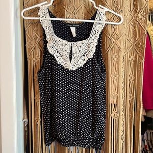 Super cute top with stylish knitted collar